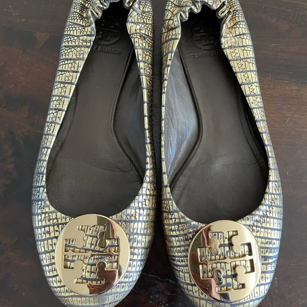 Tory Burch Flats with shiny gold pattern